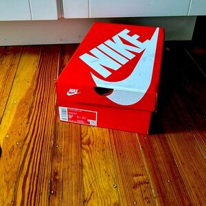 Size 9.5 really pretty and cute never been worn